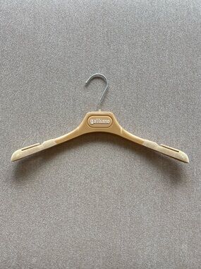 GALLIANO Hanger